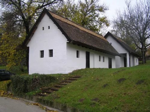 06-replika-kuce-iz-Suseka-sa-stalom