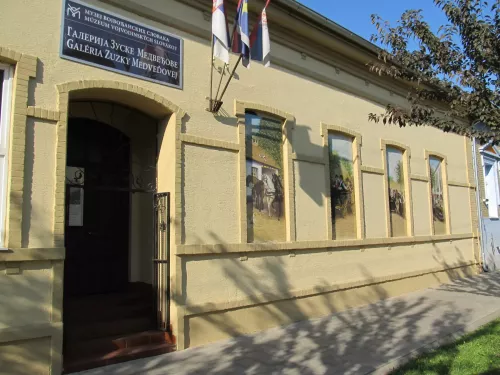 01 Galerija-Zuske-Medvedjove pogled-sa-ulice