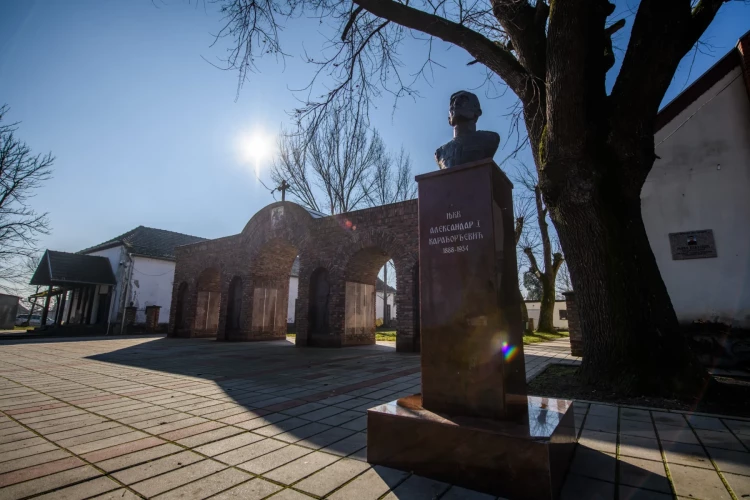 Dobrovoljacka-kapija-2