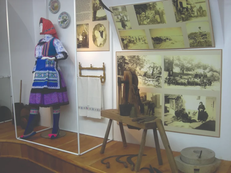 detalj-sa-stare-stalne-postavke-etno